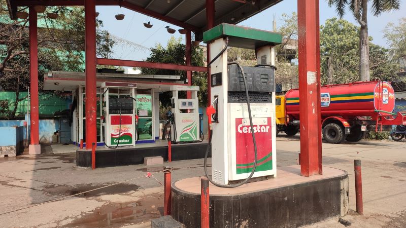 পাবনায় পেট্রোল পাম্প বন্ধ থাকায় তেল না পেয়ে ভোগান্তি যানবাহন চালকদের